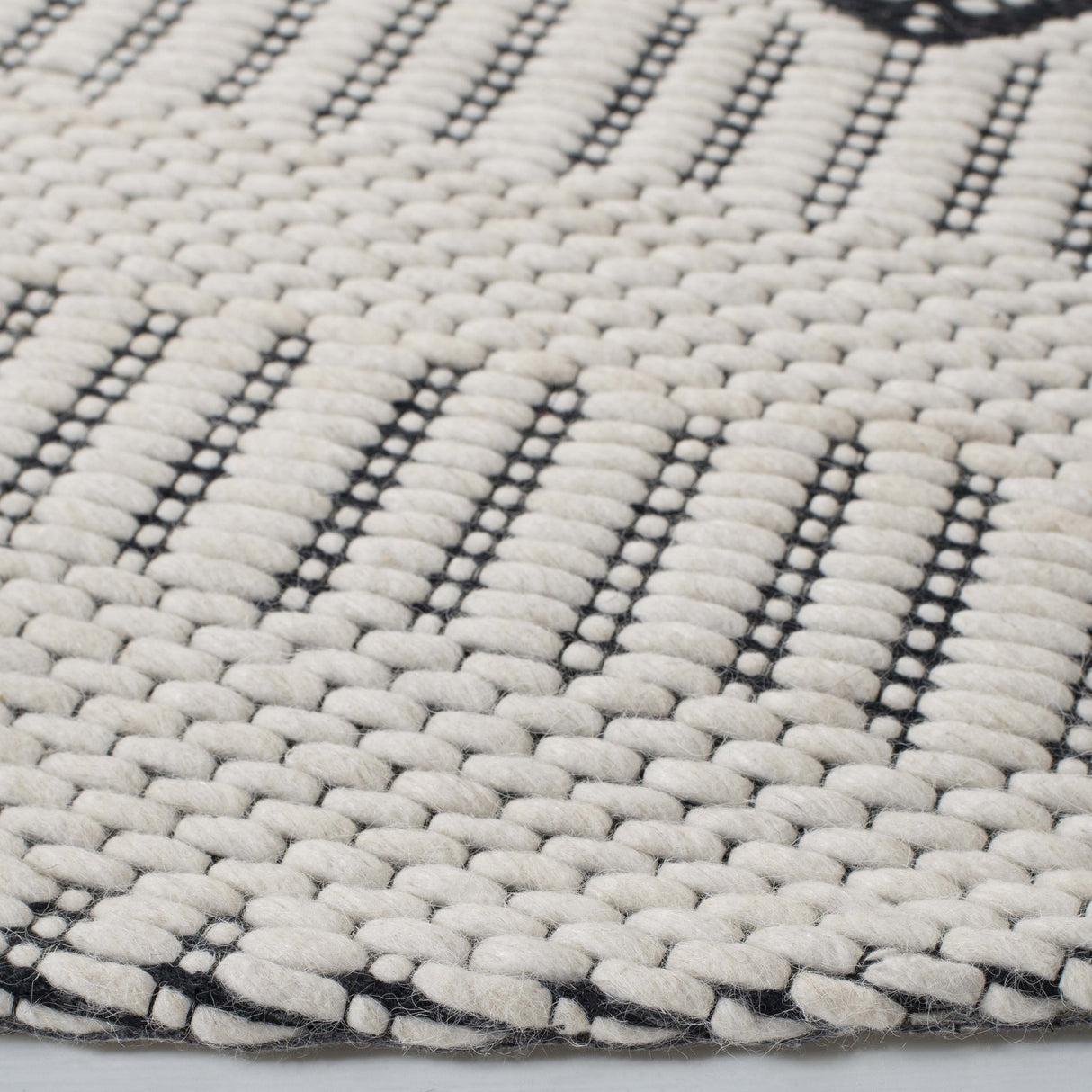 Safavieh Vermont Vrm150Z Ivory/Black Rug.
