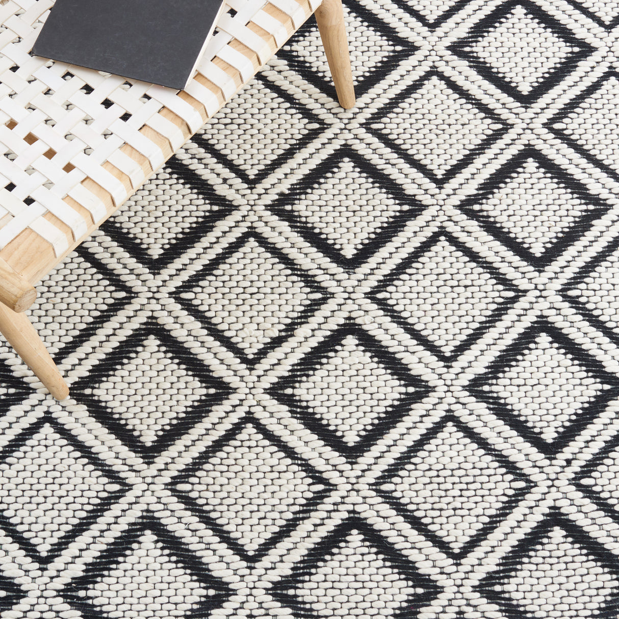 Safavieh Vermont Vrm151Z Ivory/Black Rug.