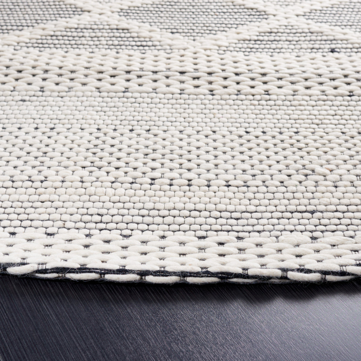 Safavieh Vermont Vrm154Z Ivory/Black Rug.
