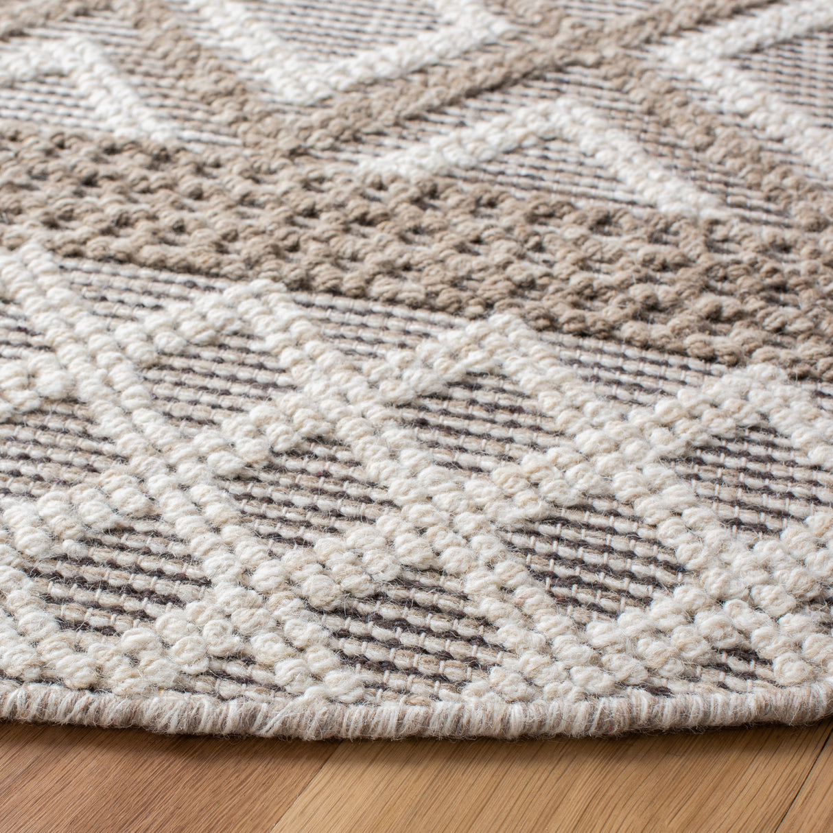 Safavieh Vermont Vrm211F Ivory/Grey Rugs.