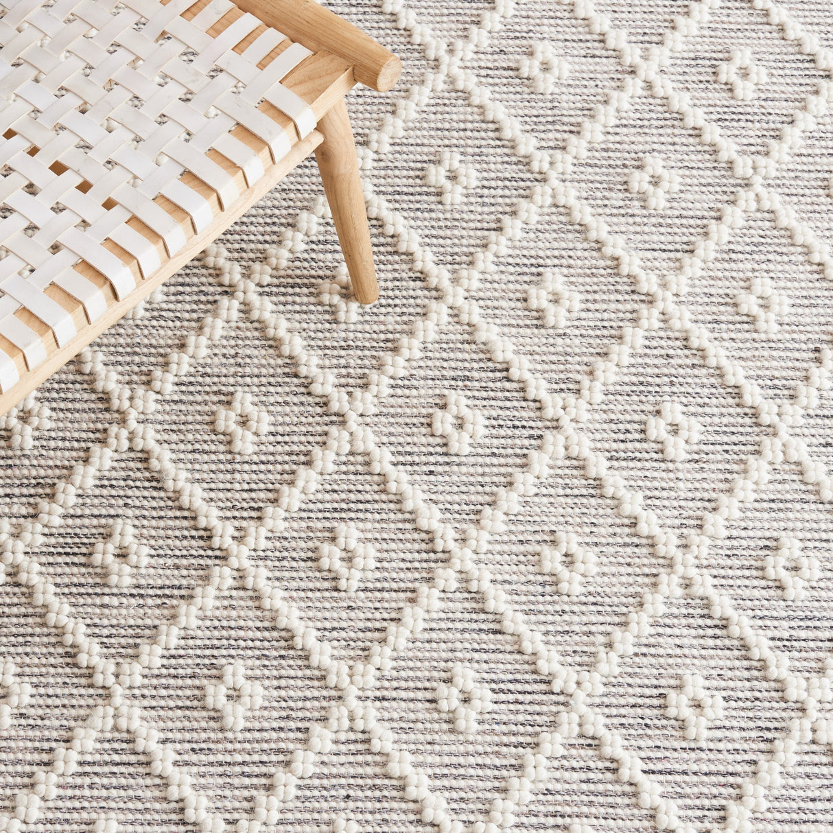 Safavieh Vermont Vrm250A Ivory/Grey Rug.