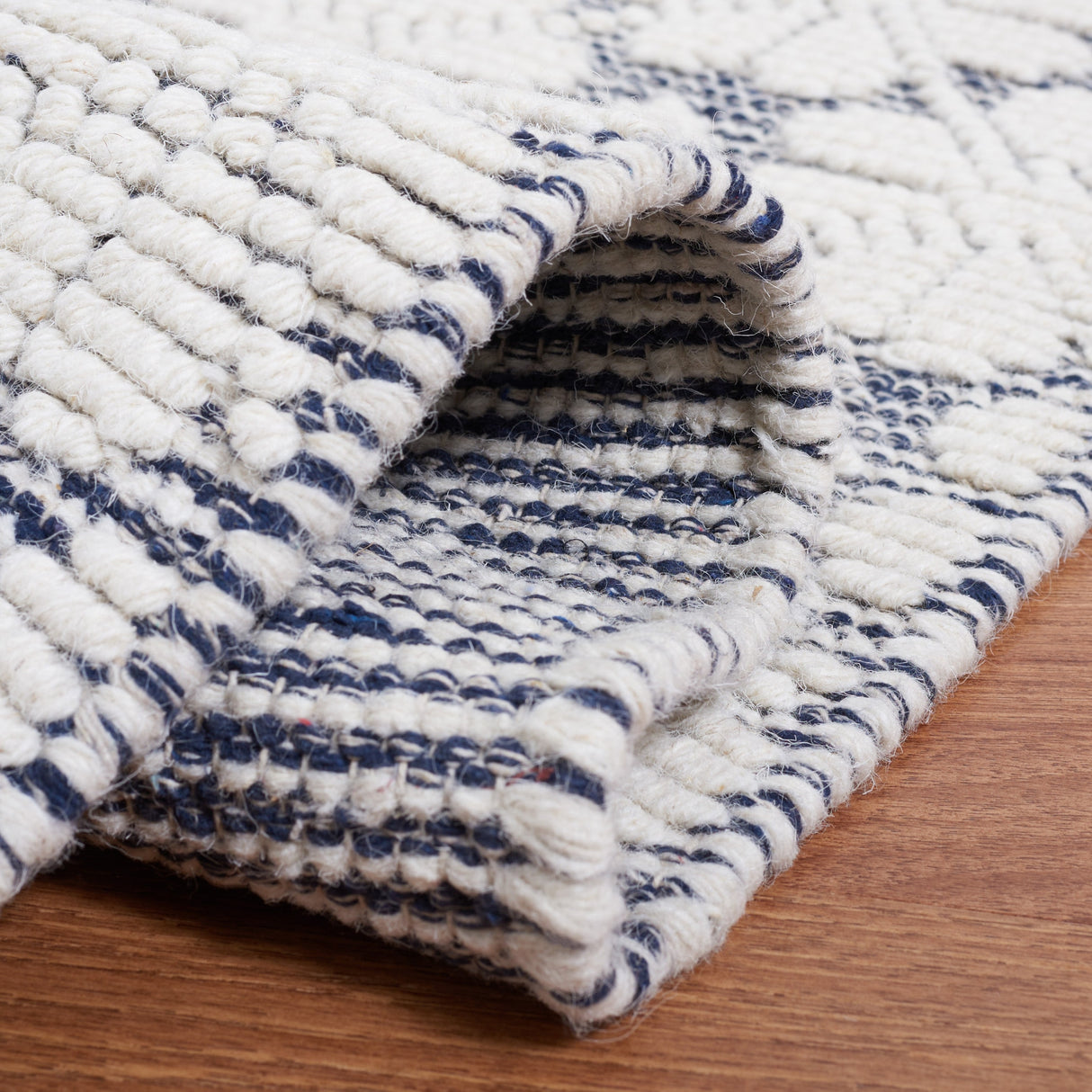 Safavieh Vermont Vrm303N Ivory/Navy Rug.