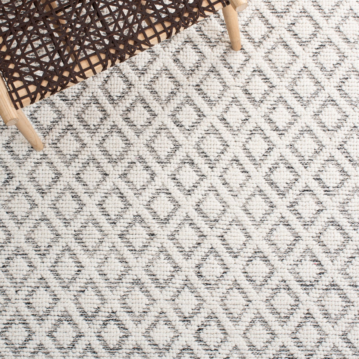 Safavieh Vermont Vrm304F Ivory/Grey Rug.
