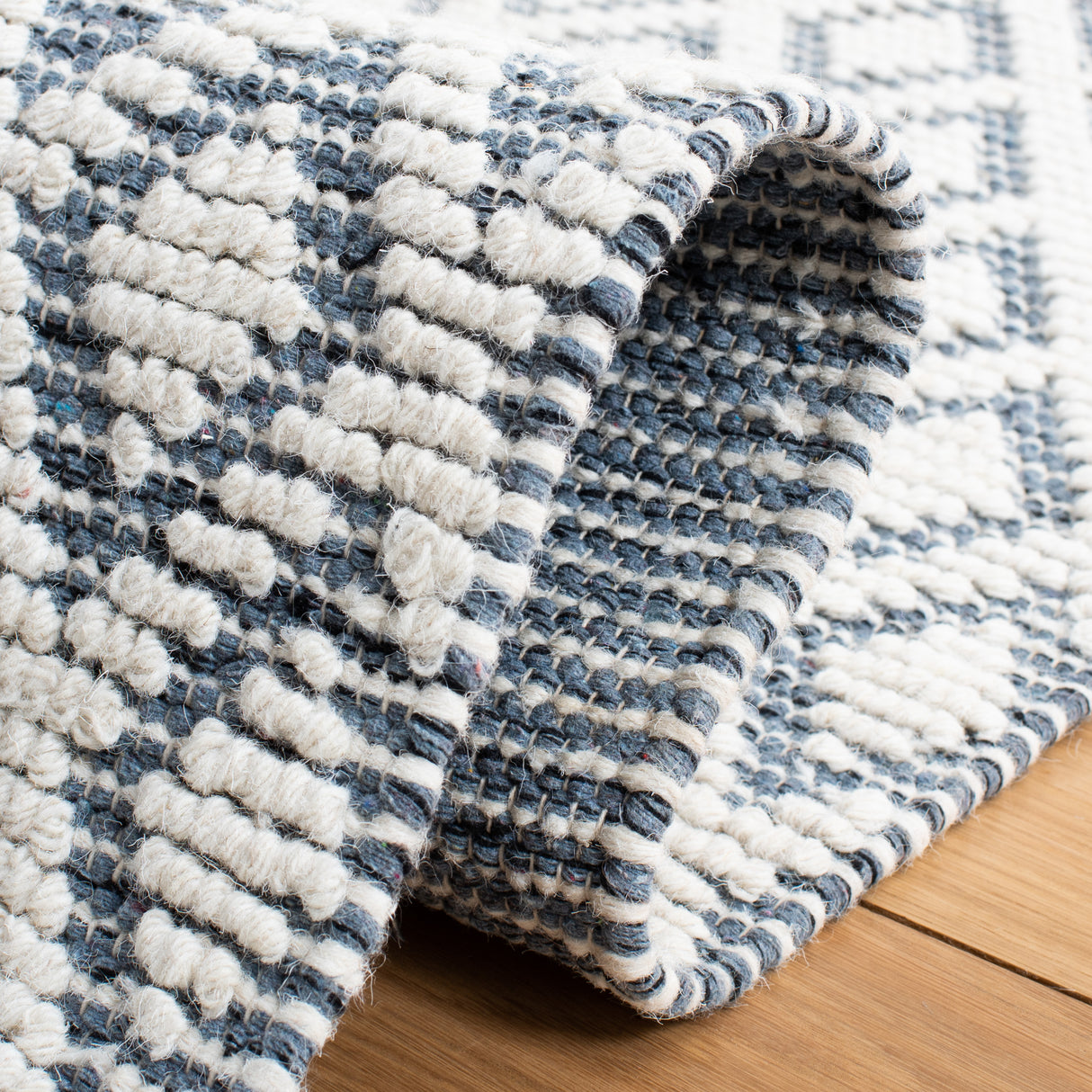 Safavieh Vermont Vrm304M Ivory/Blue Rug.