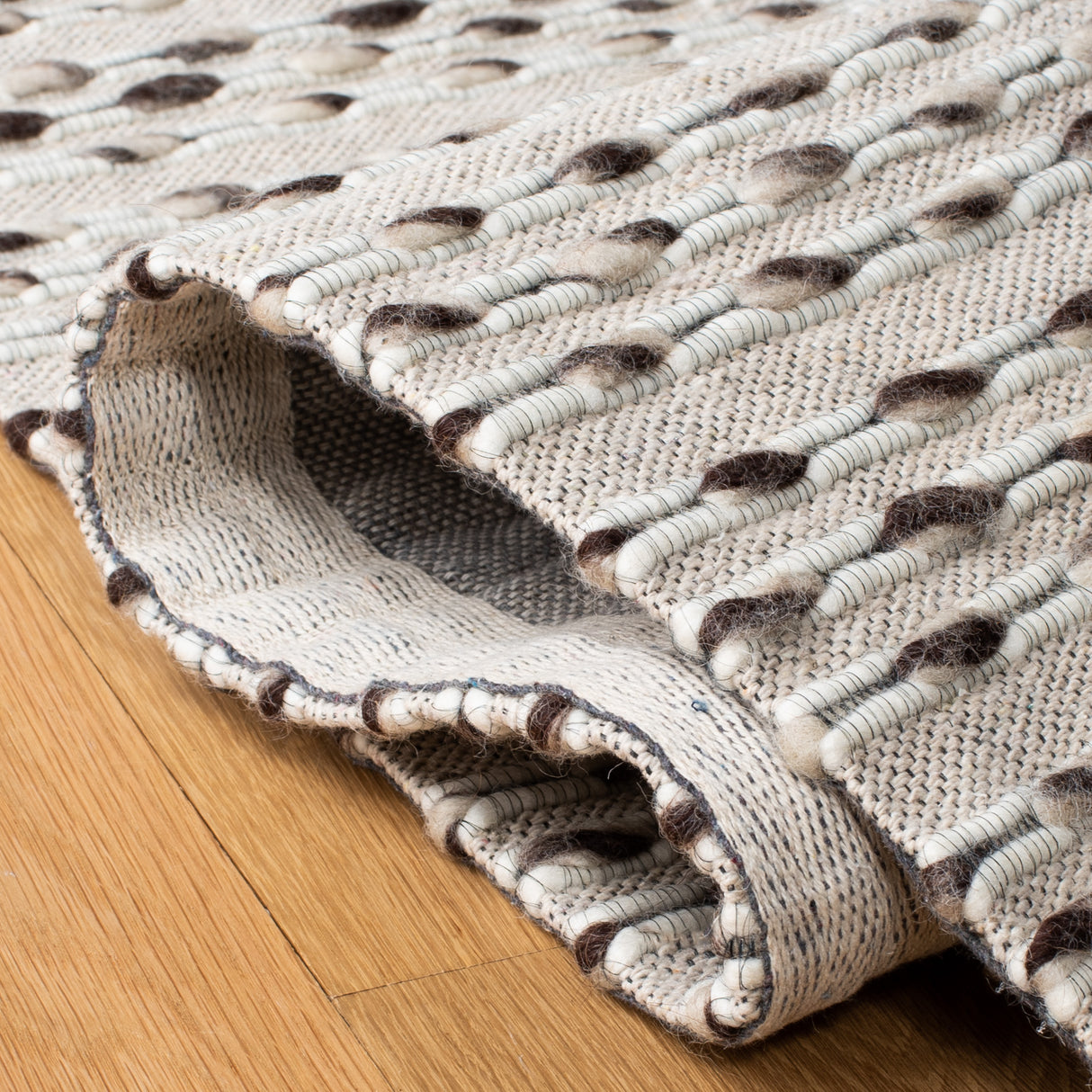 Safavieh Vermont Vrm307A Ivory Rug.