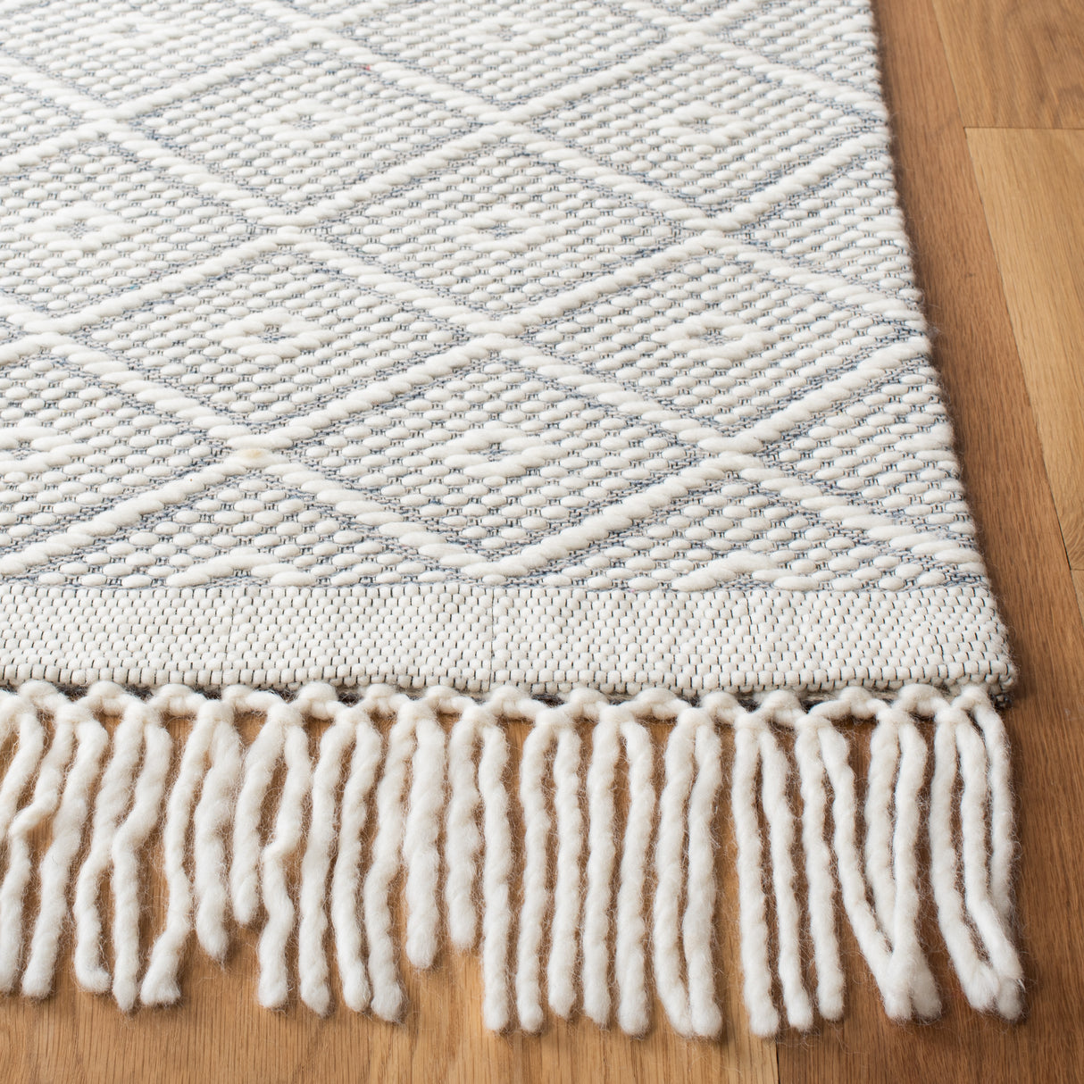 Safavieh Vermont Vrm311A Ivory Rug.