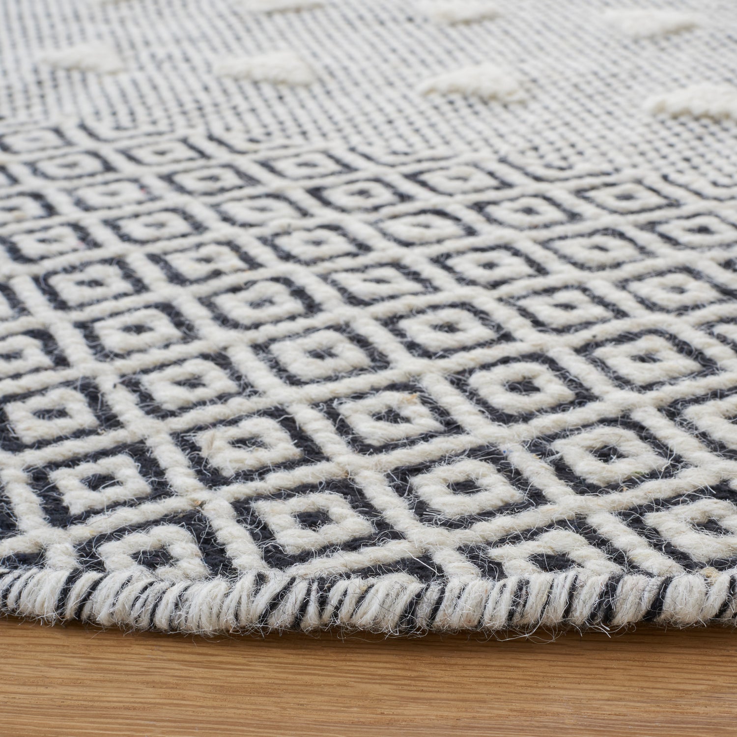 Safavieh Vermont Vrm503A Ivory/Black Rugs.