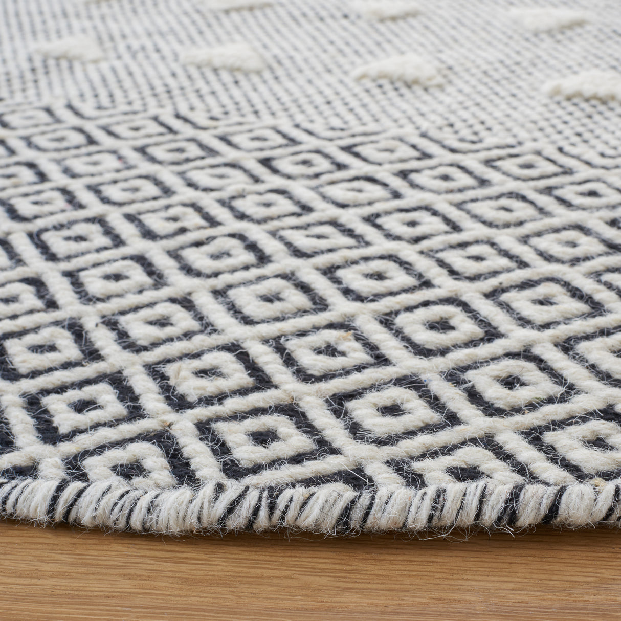 Safavieh Vermont Vrm503A Ivory/Black Rugs.