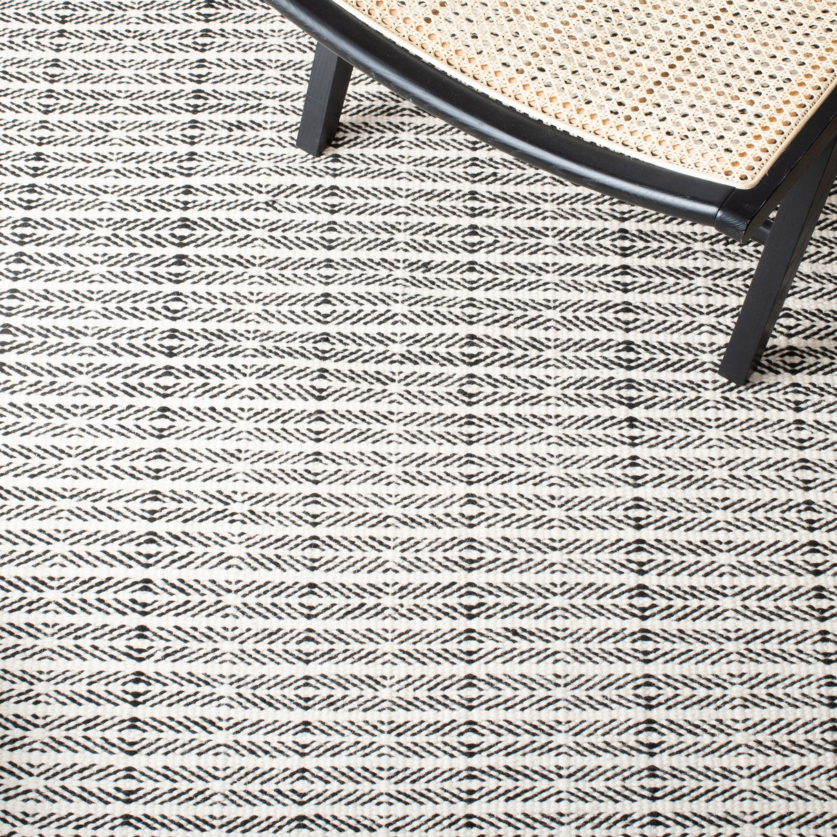 Safavieh Vermont Vrm803Z Black/Ivory Rugs.