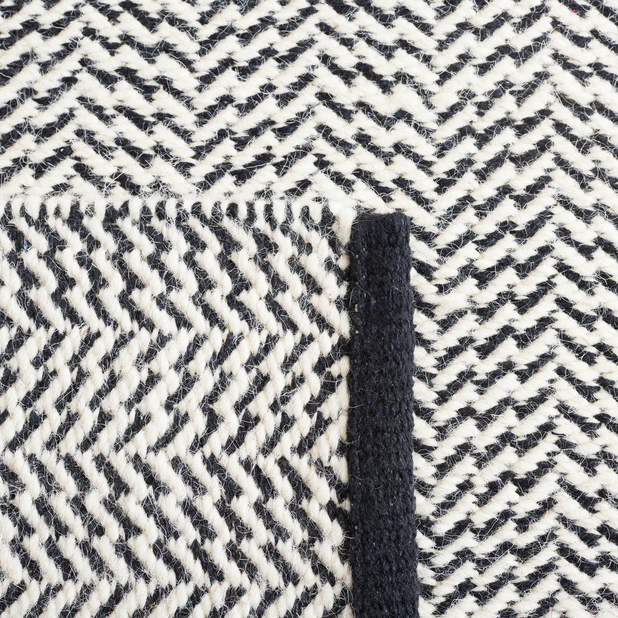 Safavieh Vermont Vrm902Z Black/Ivory Rug.