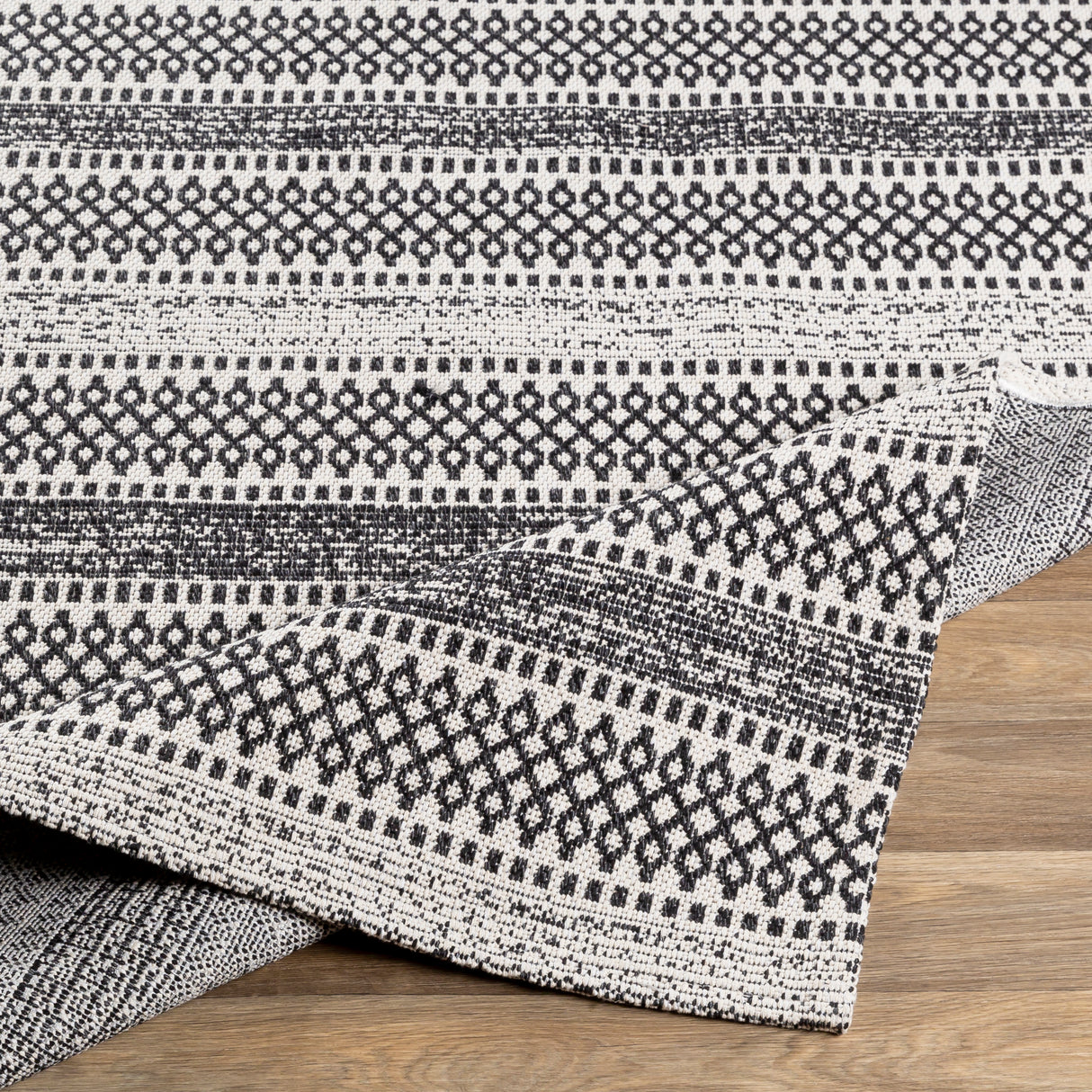 Surya La Casa Lcs-2310 Black, Cream Rugs.