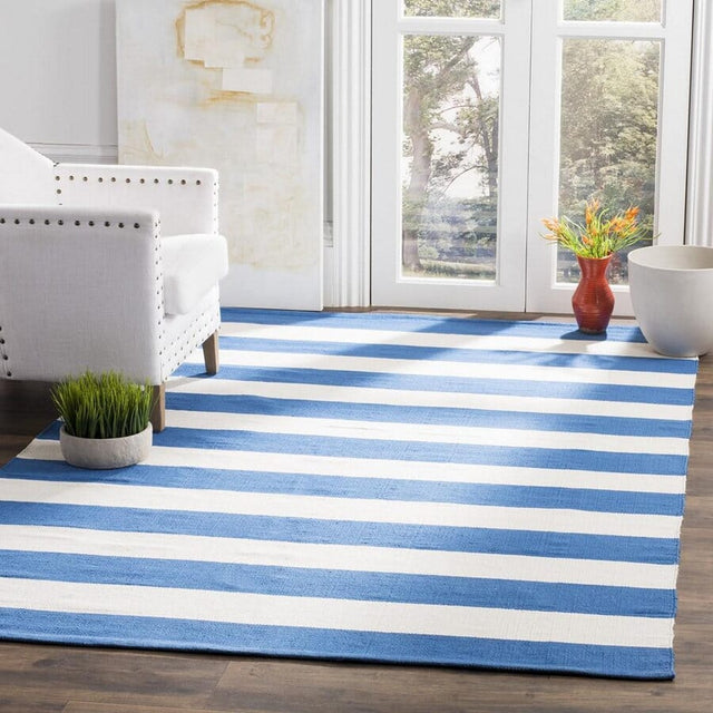 Safavieh Montauk Mtk712C Blue / White Rugs.