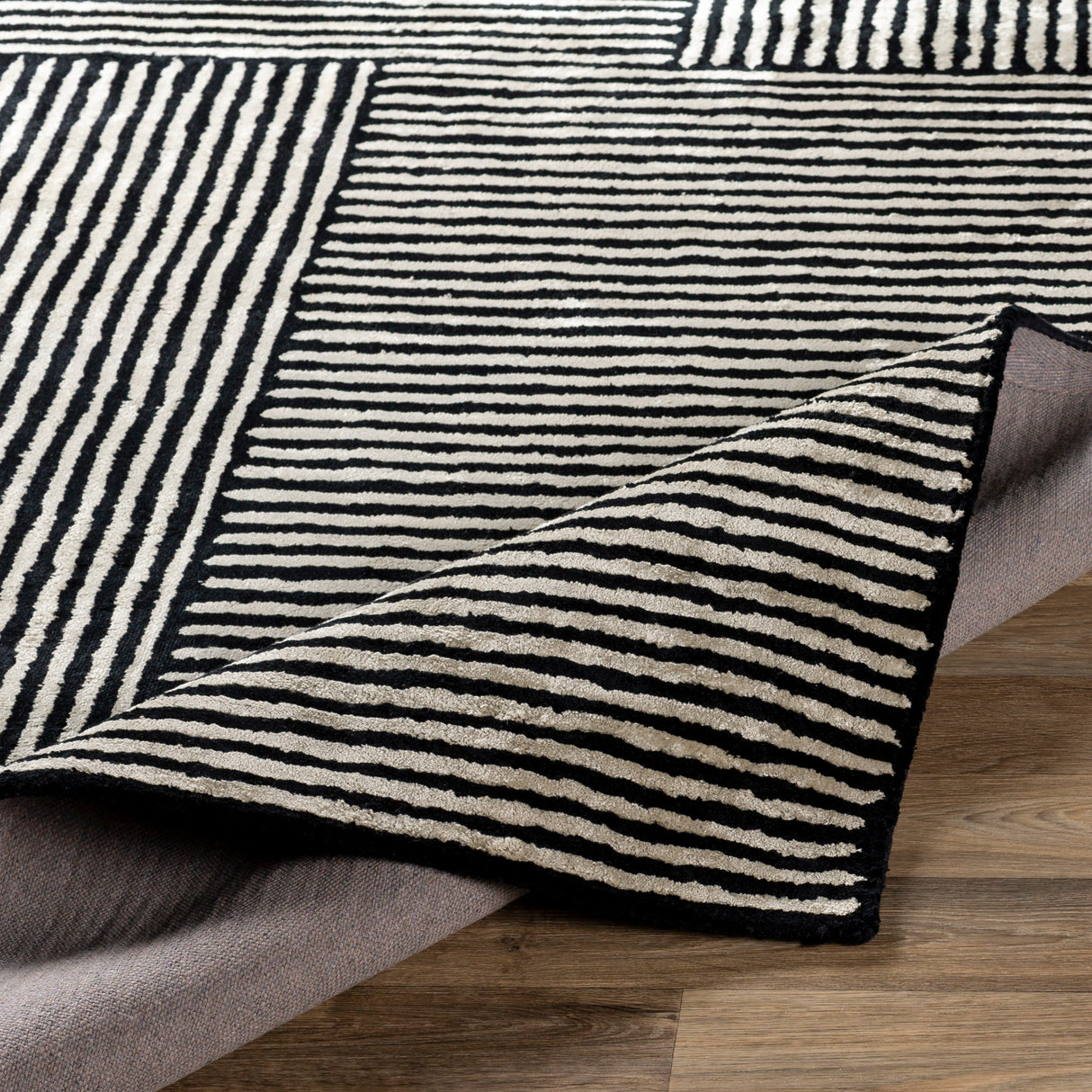 Surya Quartz Qtz-5037 Black, Ivory Rugs.