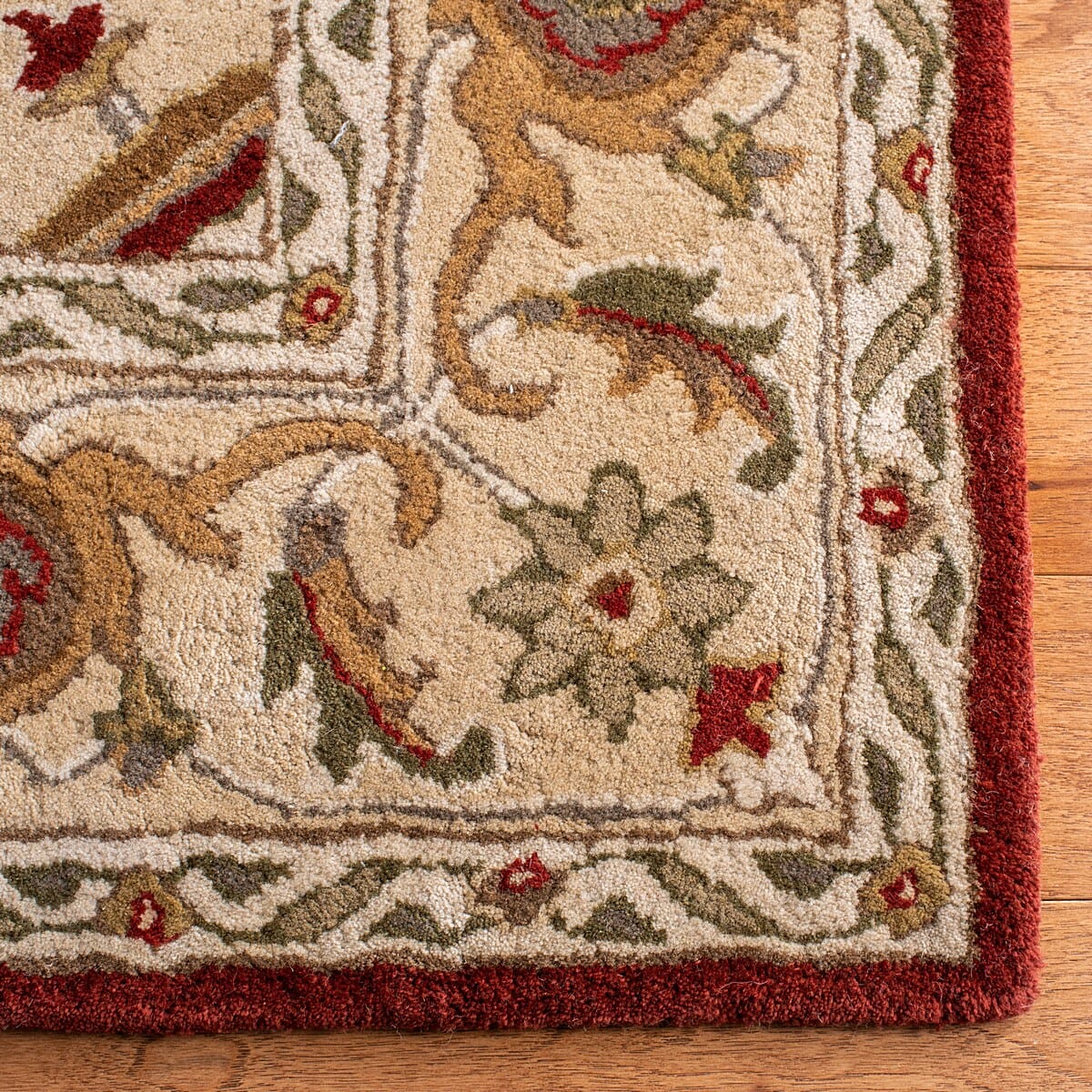 Safavieh Royalty Roy700Q Red / Beige Rugs.