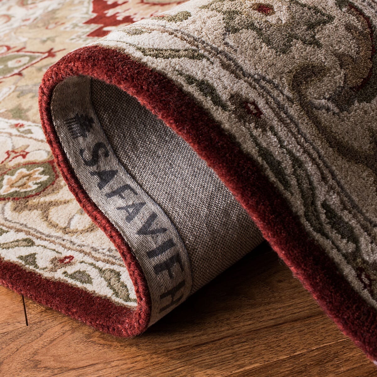 Safavieh Royalty Roy700Q Red / Beige Rugs.
