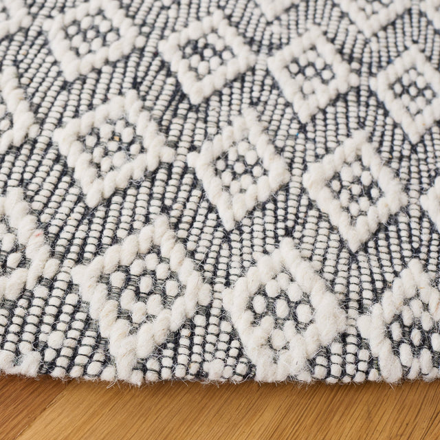 Safavieh Marbella Mrb310A Ivory/Black Rug.
