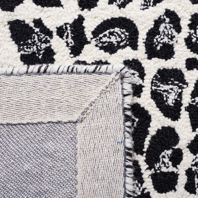 Safavieh Metro Met868Z Black/Ivory Rug.