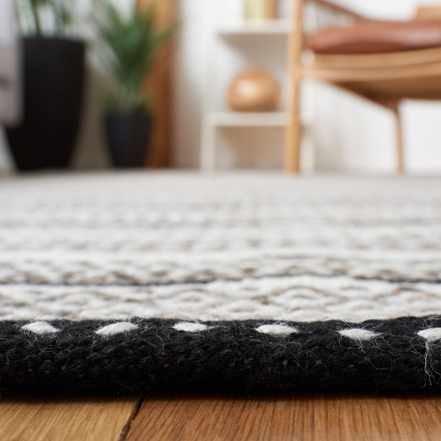 Safavieh Striped Kilim Stk102Z Black/Ivory Rug.