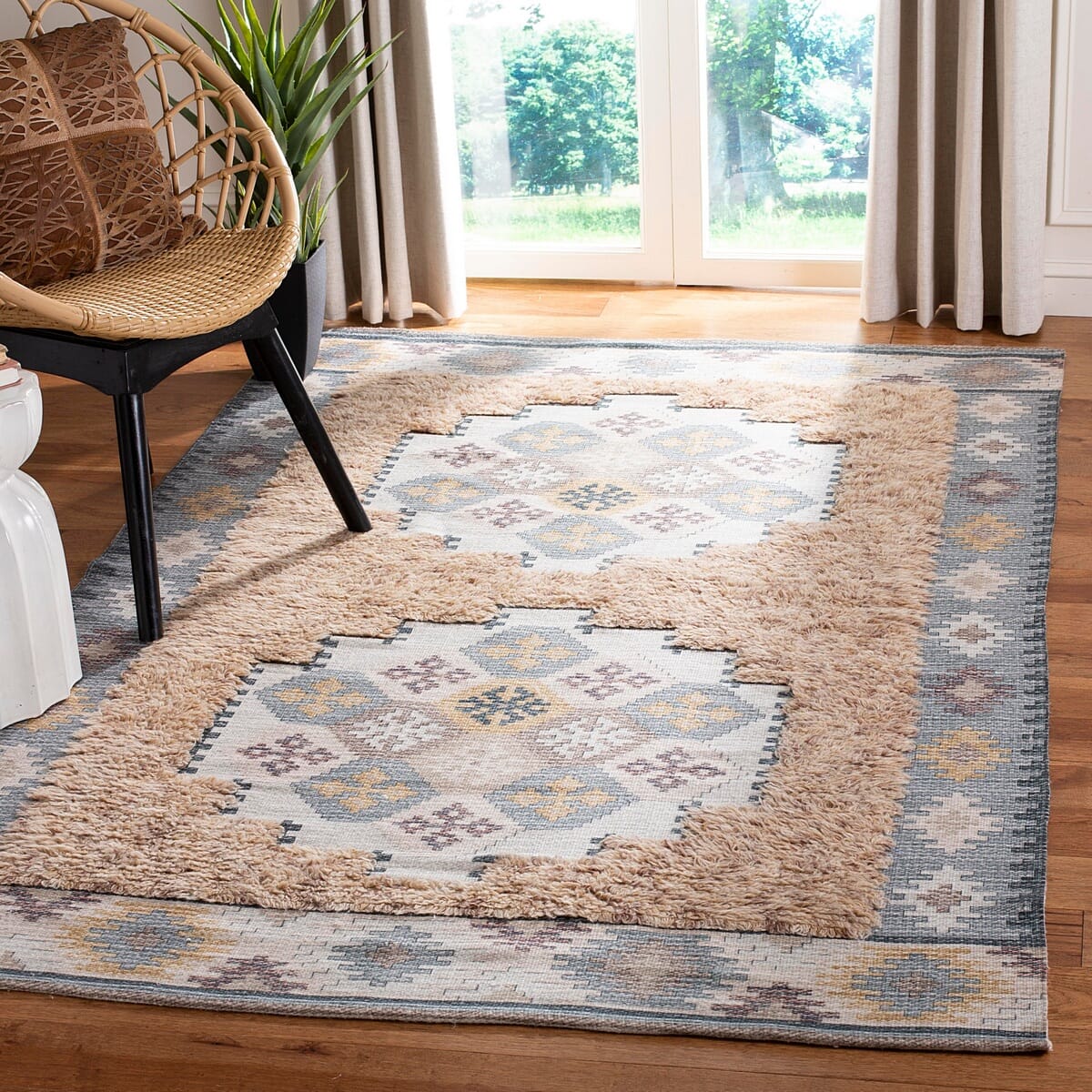 Safavieh Saffron Sfn108B Taupe / Ivory Rugs.