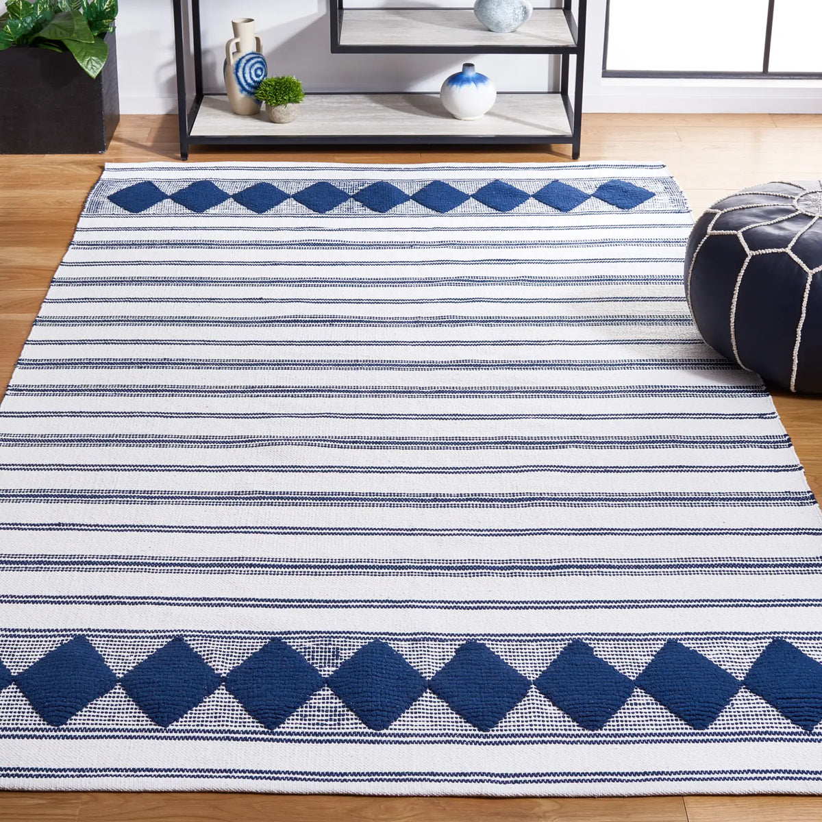 Safavieh Montauk 4'-0" x 6'-0" Rug in Navy / Ivory