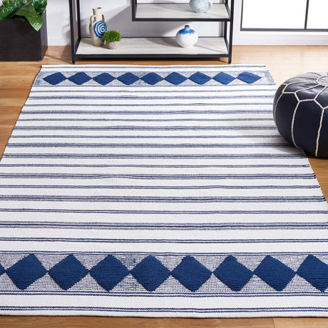 Safavieh Montauk 4'-0" x 6'-0" Rug in Navy / Ivory