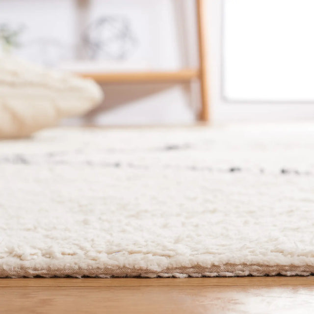 Safavieh Easy Care 5'-0" x 8'-0" Rug in Ivory / Black
