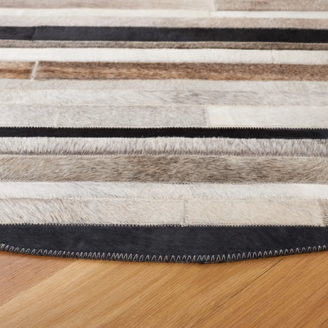 Safavieh Studio Leather 6'-0" x 6'-0" Rug in Ivory / Black