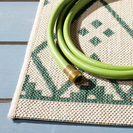Safavieh Courtyard 4'-0" x 5'-7" Rug in Beige / Green