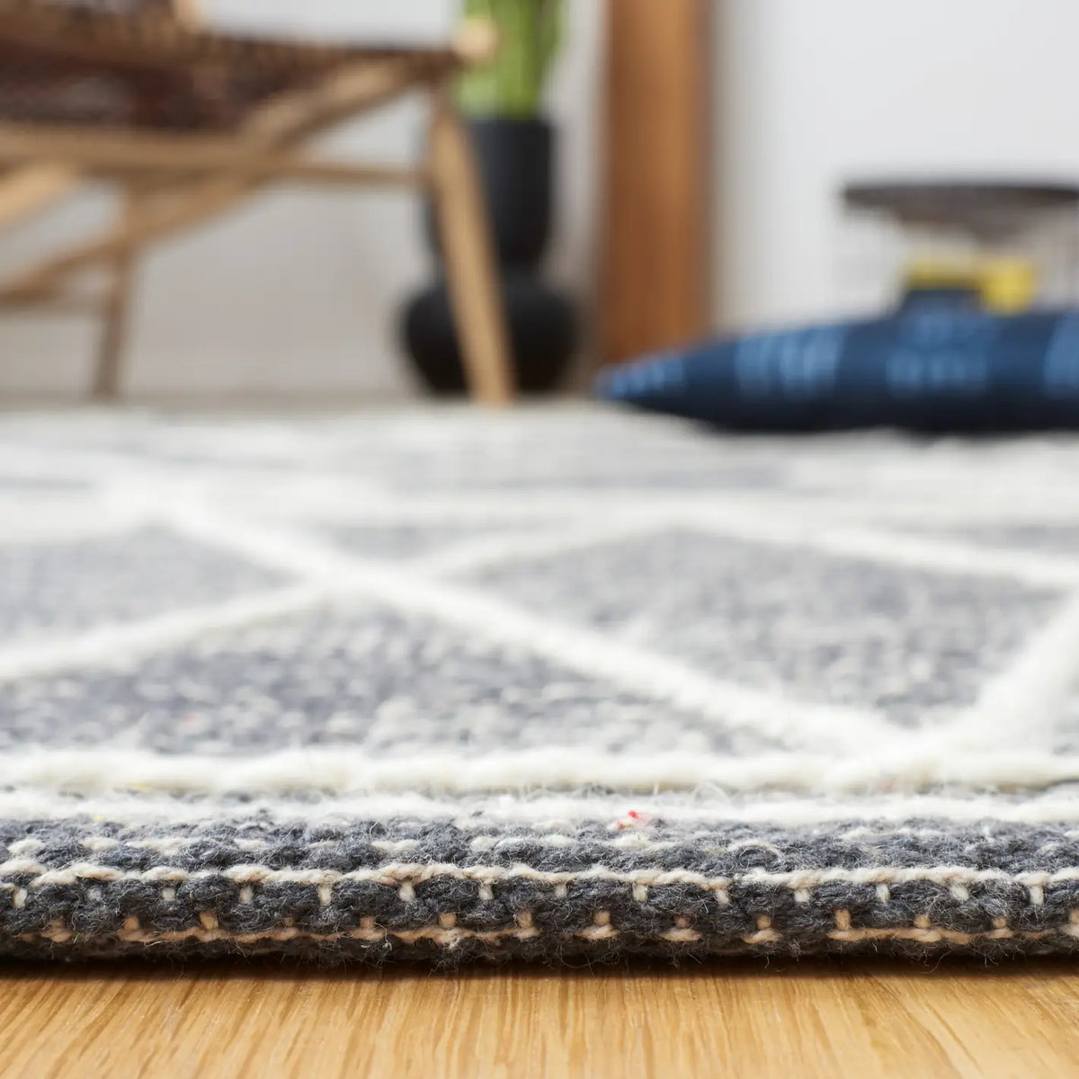 Safavieh Kilim 4'-0" x 6'-0" Rug in Charcoal / Ivory