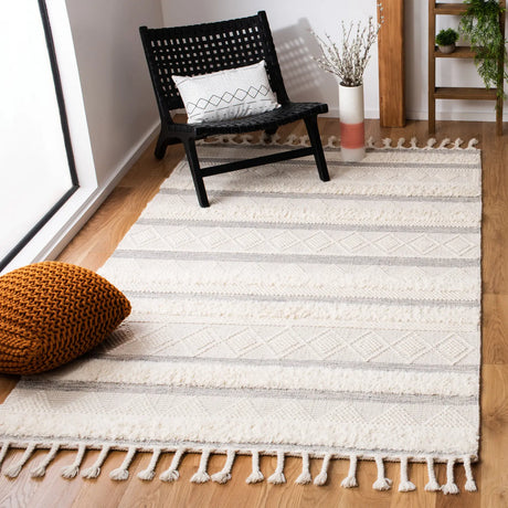 Safavieh Kenya 5'-0" x 8'-0" Rug in Ivory / Grey