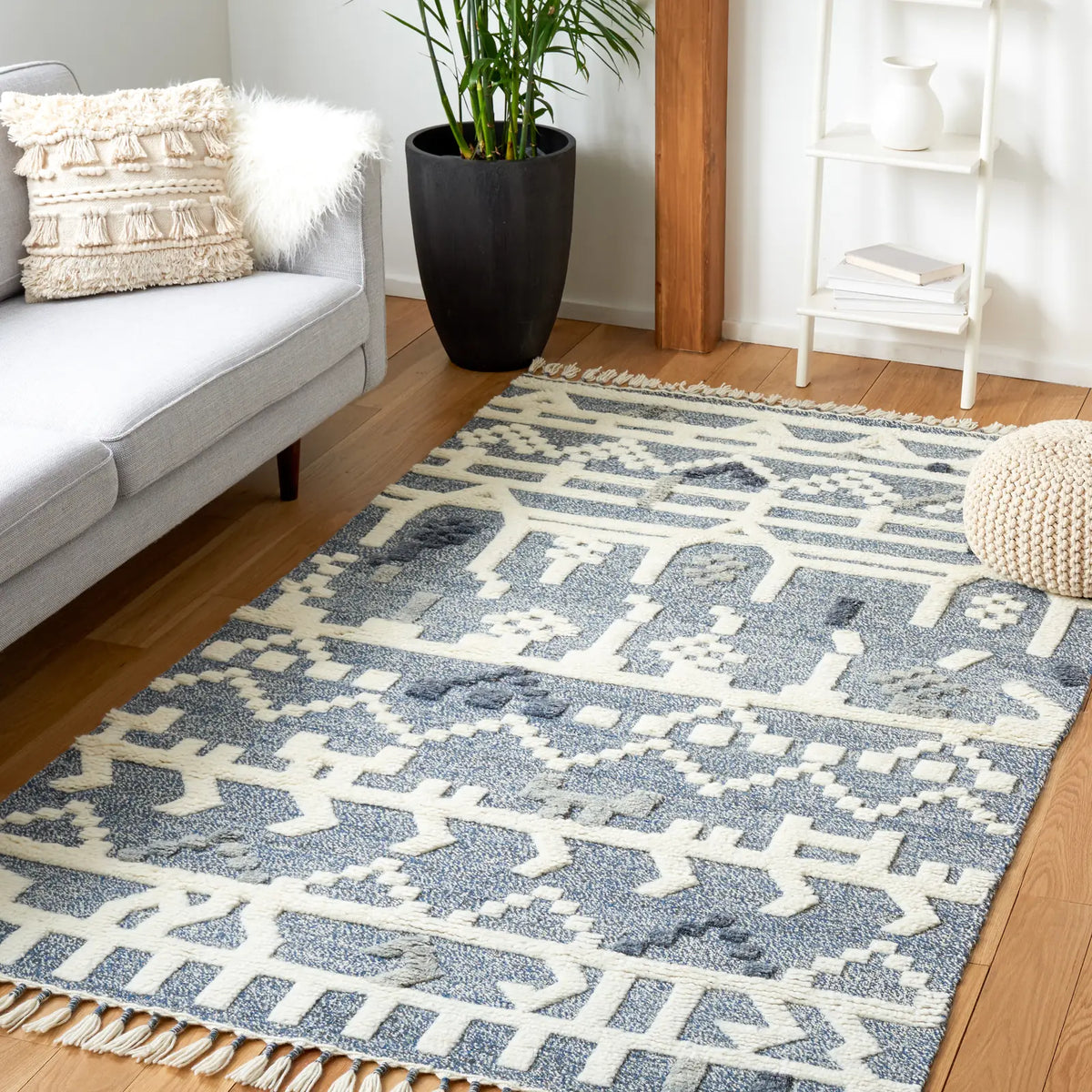 Safavieh Casablanca 4'-0" x 6'-0" Rug in Blue / Ivory
