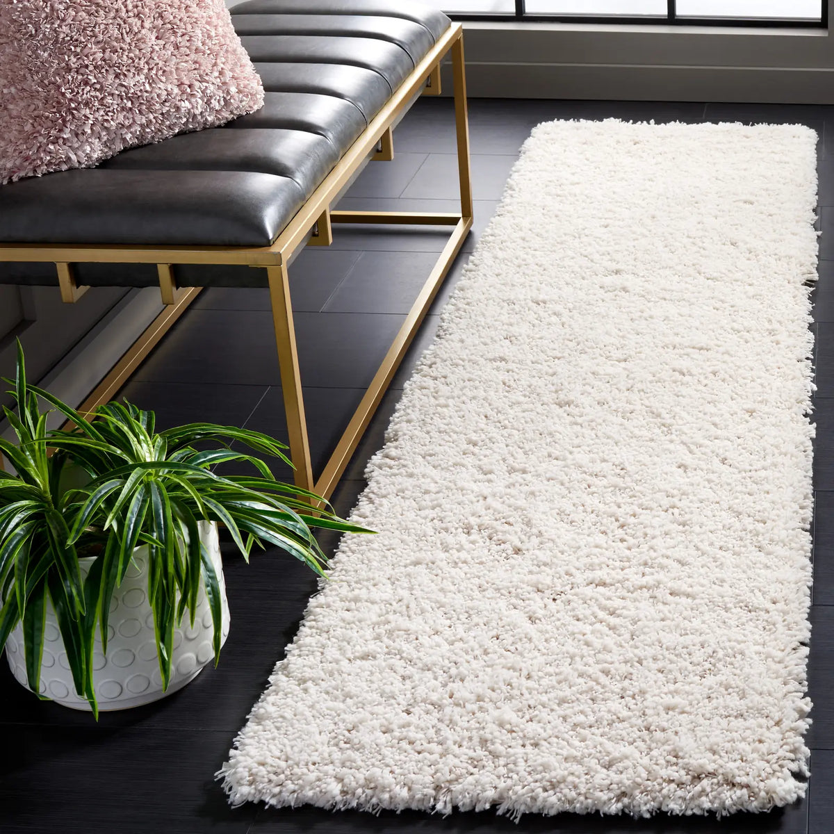Safavieh Luxe Shag 2'-3" x 8'-0" Rug in White