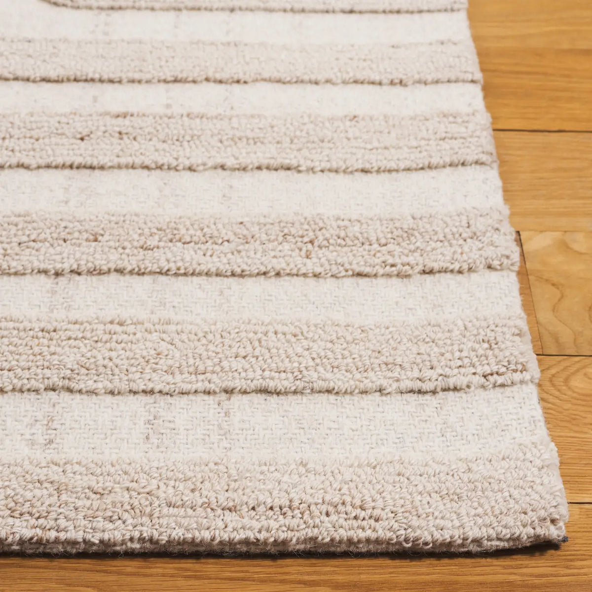 Safavieh Southampton 4'-0" x 6'-0" Rug in Beige