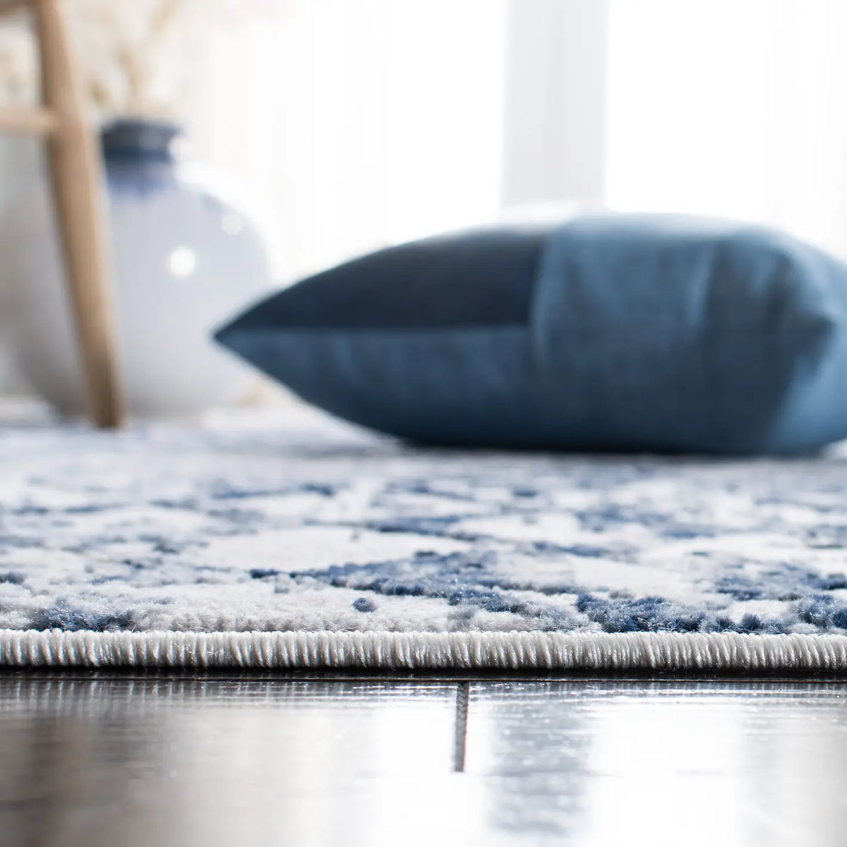 Safavieh Amelia 700 4'-0" x 6'-0" Rug in Grey / Navy