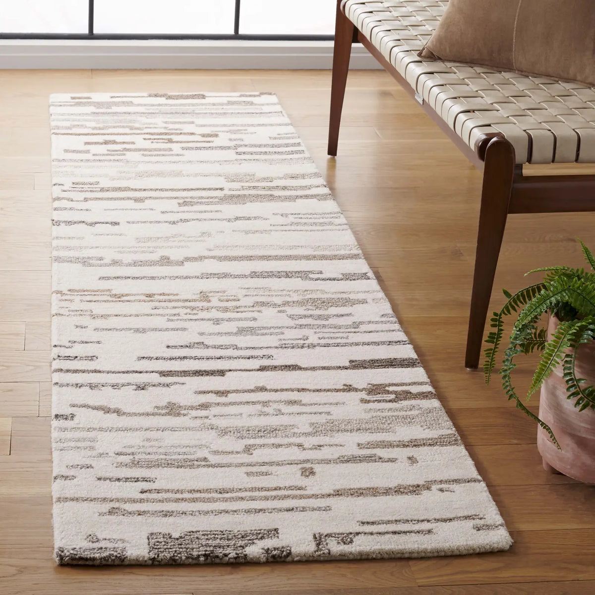 Safavieh Ebony 2'-3" x 8'-0" Rug in Ivory / Grey