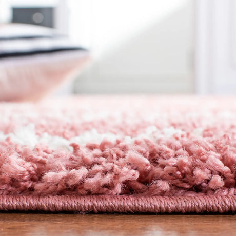 Safavieh Venus Shag 600 4'-0" x 6'-0" Rug in Pink / Ivory