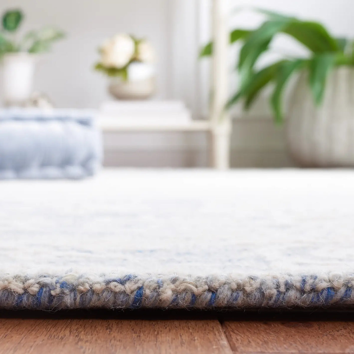 Safavieh Metro 4'-0" x 6'-0" Rug in Blue / Ivory