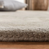 Safavieh Royalty 6'-0" x 9'-0" Rug in Silver / Cream