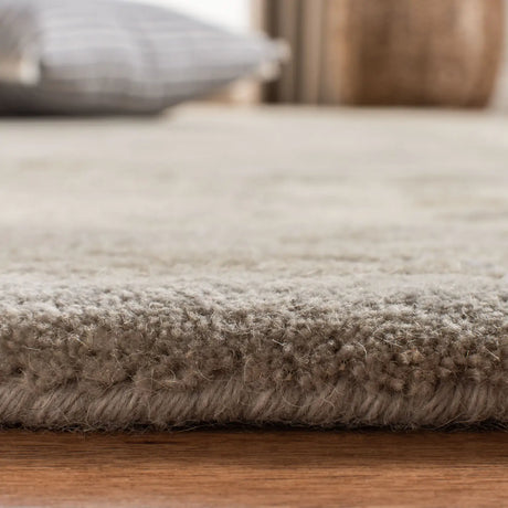 Safavieh Royalty 6'-0" x 9'-0" Rug in Silver / Cream