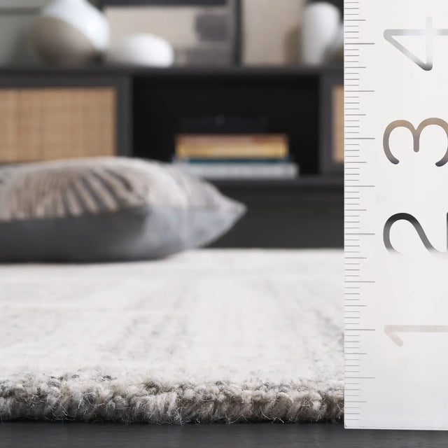 Safavieh Abstract 4'-0" x 6'-0" Rug in Grey / Ivory