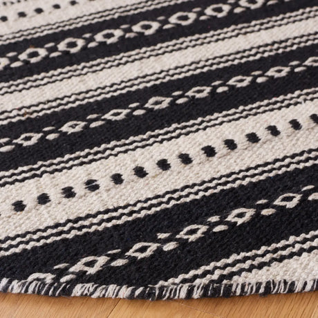Safavieh Montauk 6'-0" x 6'-0" Rug in Black / Ivory