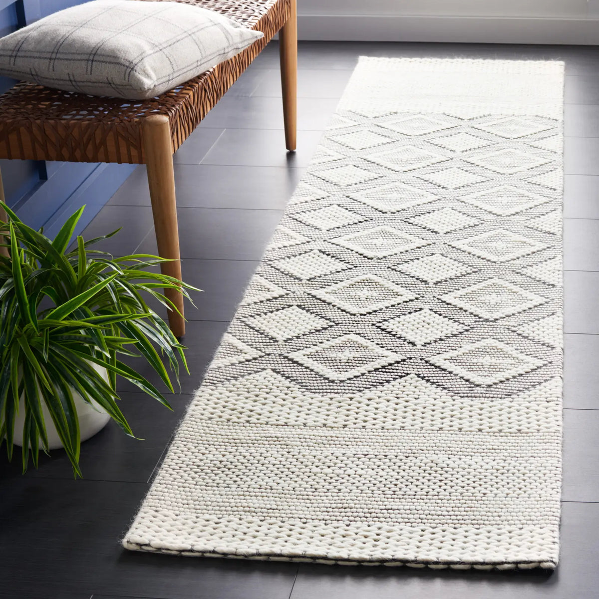 Safavieh Vermont 2'-3" x 8'-0" Rug in Ivory / Black