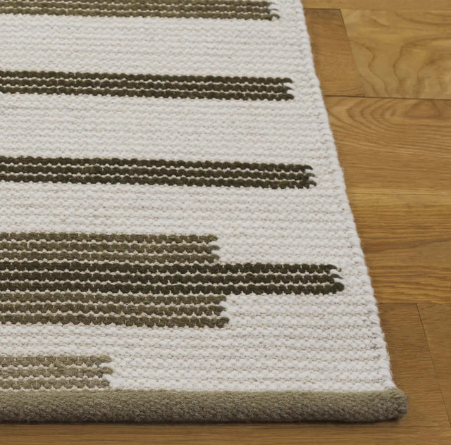 Safavieh Kenya 4'-0" x 6'-0" Rug in Olive / Ivory