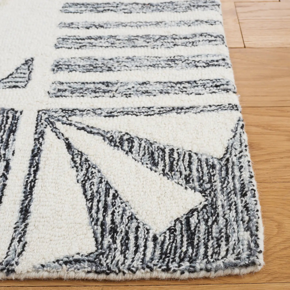Safavieh Casablanca 4'-0" x 6'-0" Rug in Ivory / Black