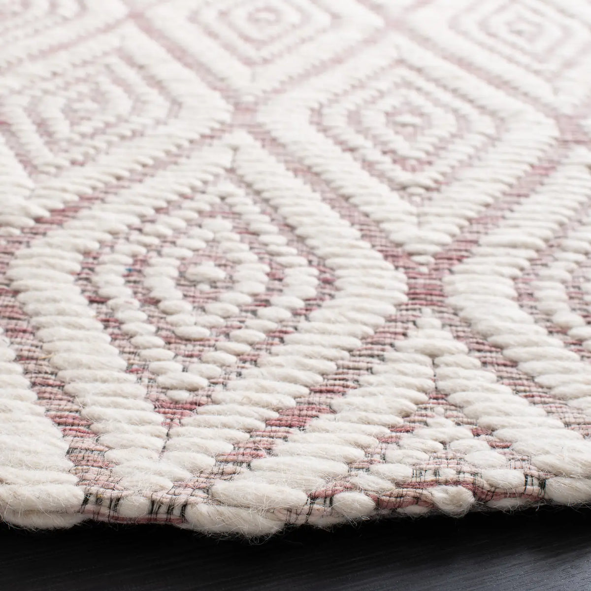 Safavieh Marbella 6'-0" x 6'-0" Rug in Dark Pink / Ivory