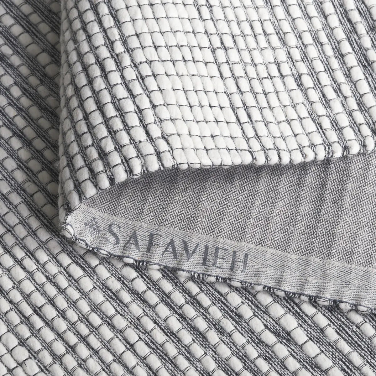 Safavieh Marbella 4'-0" x 6'-0" Rug in Ivory / Black
