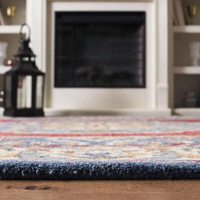 Safavieh Antiquity 4'-0" x 6'-0" Rug in Blue / Red