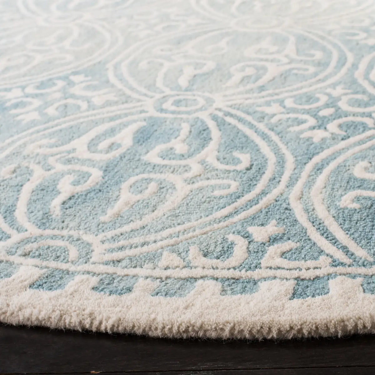 Safavieh Dip Dye 7'-0" x 7'-0" Rug in Light Green / Ivory