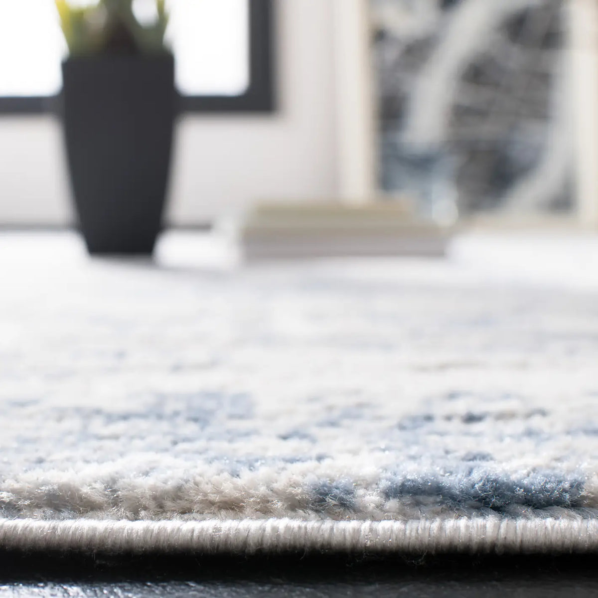 Safavieh Amelia 700 4'-0" x 6'-0" Rug in Ivory / Blue