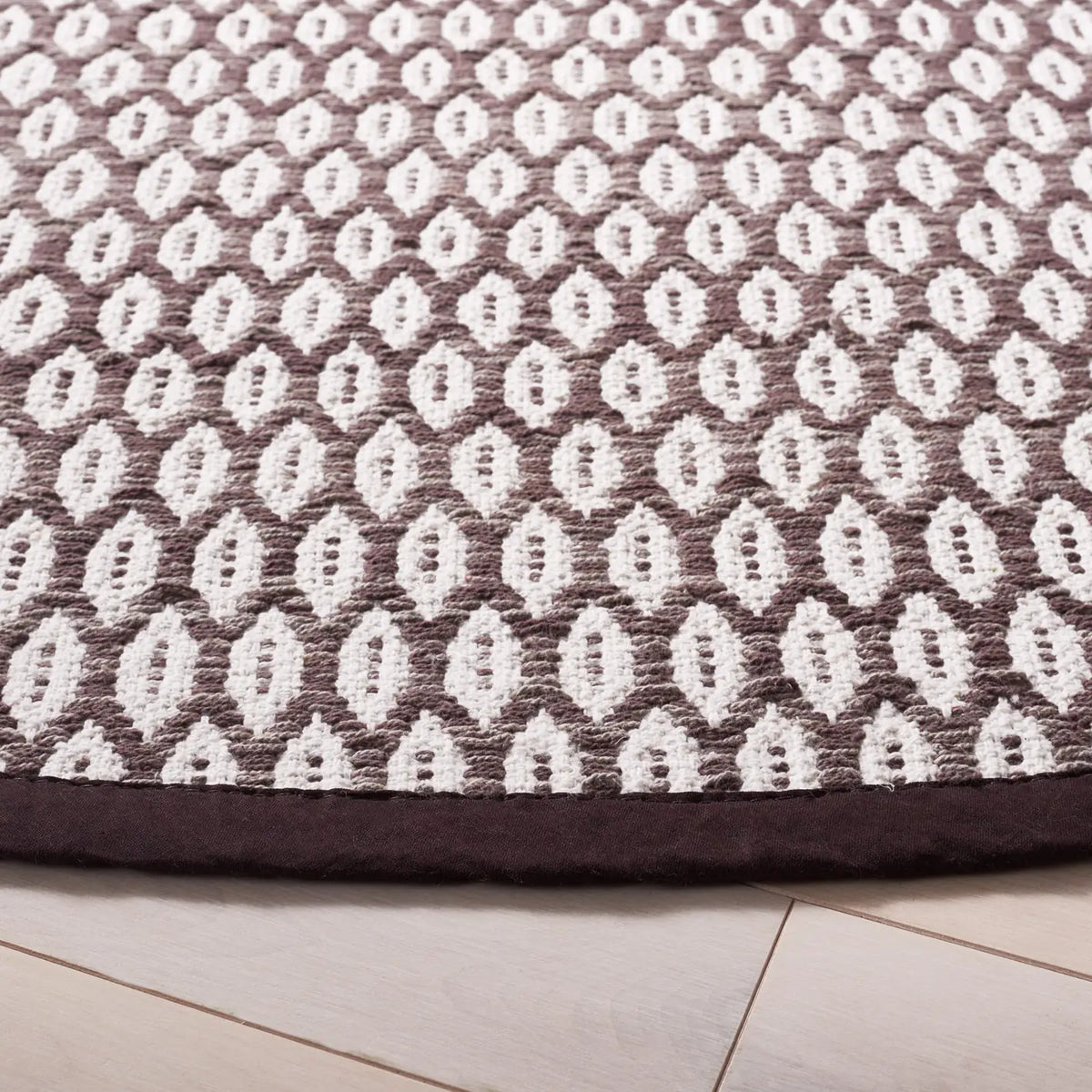 Safavieh Montauk 6'-0" x 6'-0" Rug in Charcoal / Ivory